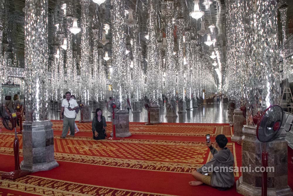 Зеркальный храм в Утхайтхани